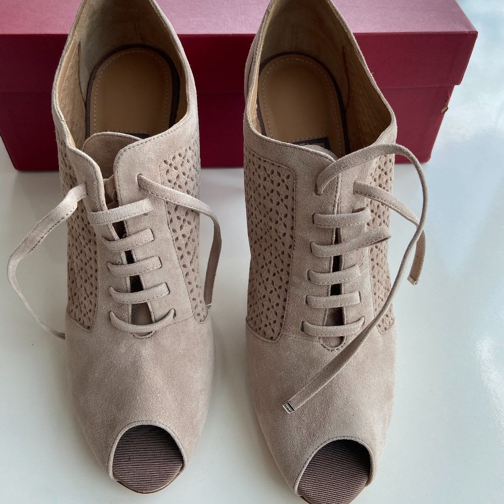 Salvatore Ferragamo Women's Paonessa Suede 9.5B
